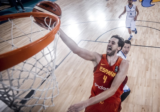 西班牙男篮血洗马刺，克莱三分雨点燃全场
