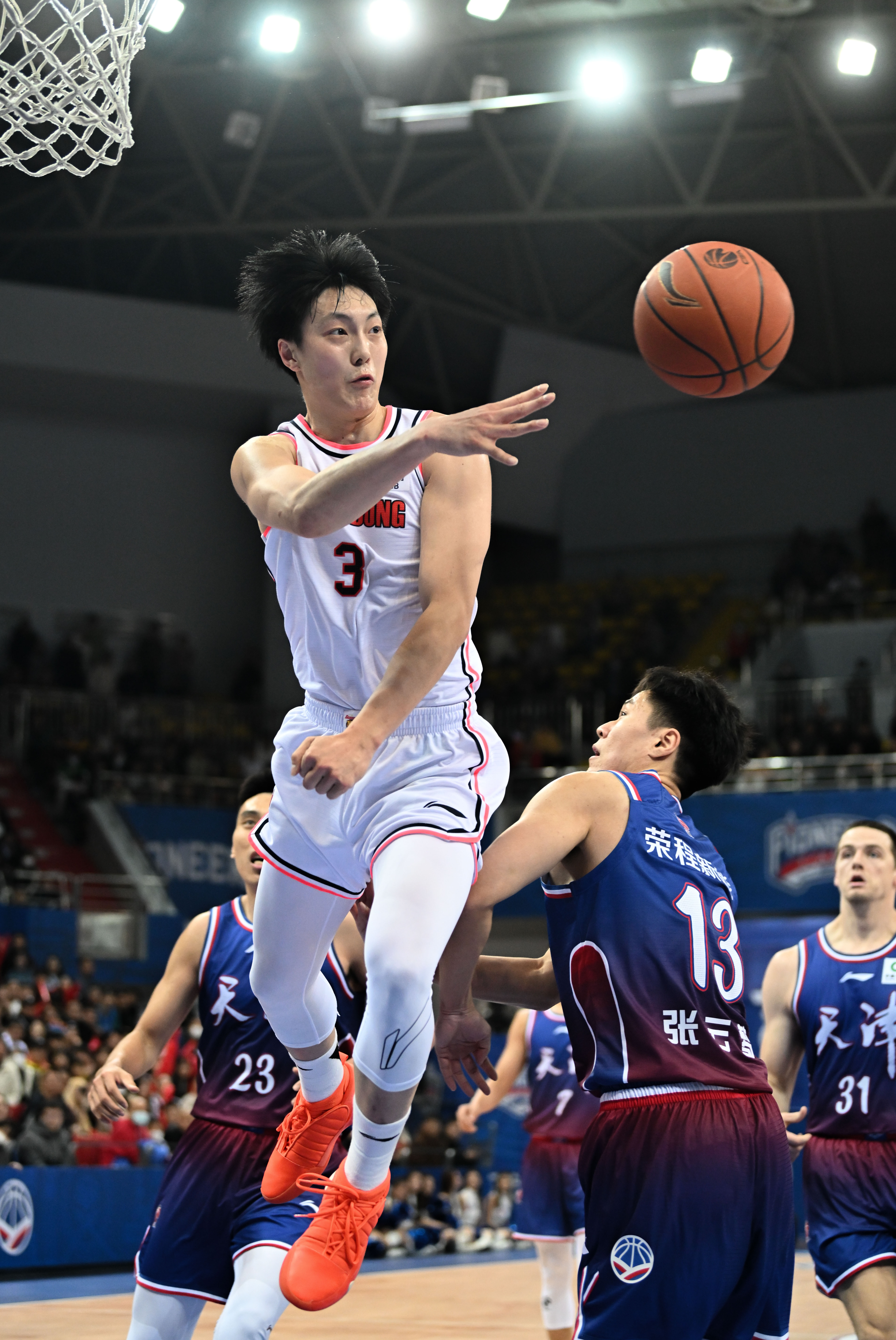 广东队碾压上海队，周琦高光表现